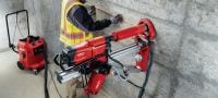 Diamantový jádrový vrtací stroj DD 250-CA Výkonný diamantový vrtací stroj s volitelným automatickým systémem Cut Assist (není součástí balení) pro vrtání velmi malých až velkých otvorů o průměru 12–500 mm Použití 3