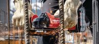 Akumulátorová úhlová bruska AG 6D-22 (125 mm) Výkonná akumulátorová úhlová bruska s bezuhlíkovým motorem, ovládáním SensTech a vyspělými bezpečnostními funkcemi, pro kotouče o průměru do 125 mm (platforma baterie Nuron) Použití 1