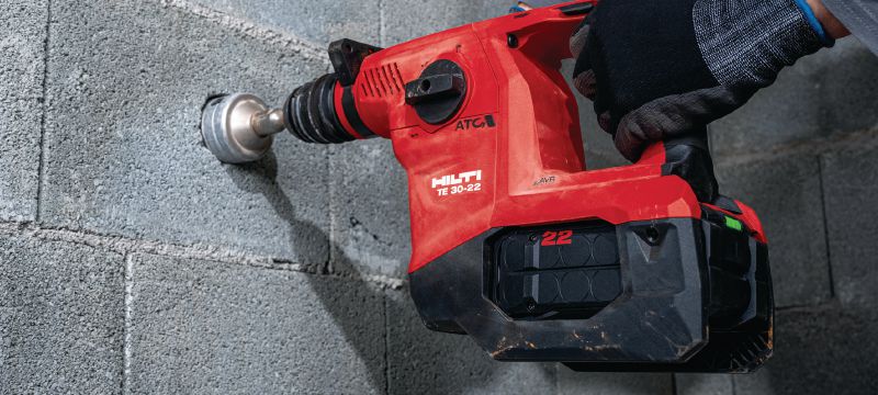 Akumulátorové vrtací kladivo TE 30-22 Výkonné akumulátorové vrtací kladivo SDS Plus (TE-C) s aktivním omezováním vibrací a aktivní kontrolou krouticího momentu pro vrtání do betonu a sekání (akumulátorová platforma Nuron) Použití 1