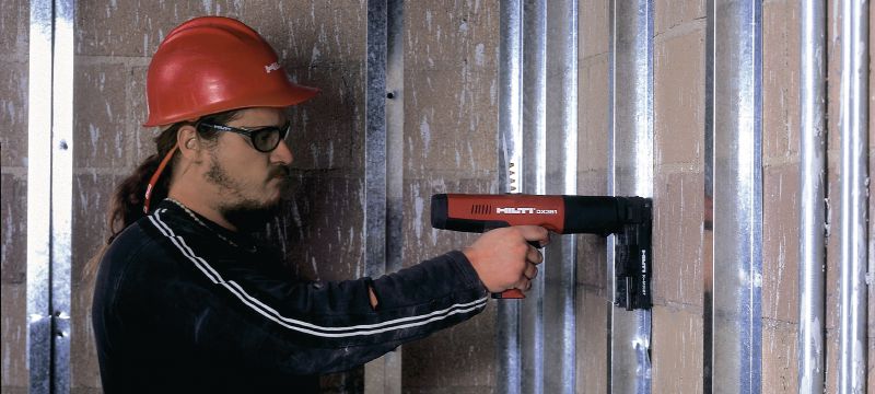 Prachem poháněný přístroj DX 351 MX Plně automatický prachem poháněný přístroj, vysoce produktivní, kompaktní, pro páskované hřeby Použití 1