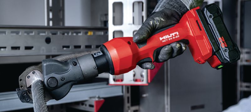 NCT 25 S-22 Akumulátorový řezač kabelů ACSR a nosných lan Akumulátorový hydraulický řezač na kabely ACSR a nosná lana (platforma baterie Nuron) Použití 1