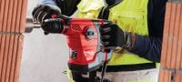 Vrtací kladivo TE 30-AVR Výkonné vrtací kladivo SDS Plus (TE-C) s aktivním omezováním vibrací pro těžké vrtání a opravné sekání do betonu Použití 3