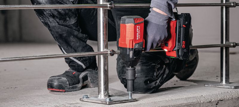 Rázový utahovák SIW 6AT-22 se středním krouticím momentem 22V rázový utahovák z výkonnostní třídy s robustním 1/2 třecím kroužkovým upnutím pro rychlejší a bezpečnější kotvení a šroubování Použití 1