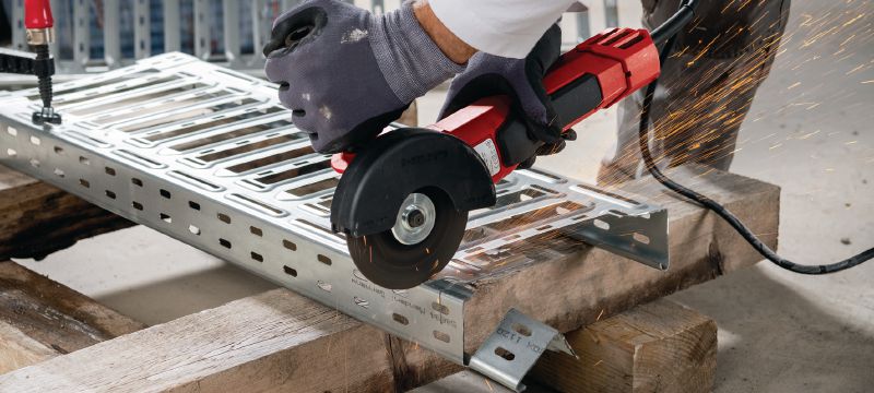 Úhlová bruska AG 125-20D Bezuhlíková úhlová bruska 2 000 W s bezpečnostním spínačem pro řezání a broušení kovu, betonu a zdiva s kotouči do 125 mm Použití 1