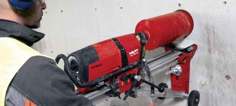 Diamantový jádrový vrtací stroj DD 350-CA Masivní diamantový vrtací systém s vysokofrekvenčním motorem a automatickým posuvem do vrtu pro stojanové jádrové vrtání o středních a velkých průměrech do 500 mm Použití 1