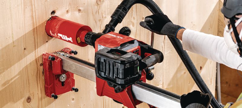 DD 150-U-22 Akumulátorový jádrový vrtací stroj Akumulátorový diamantový jádrový vrtací stroj pro ruční vrtání nebo vrtání se stojanem od 52 do 162 mm do betonu nebo do 252 mm do zdiva (baterie Nuron) Použití 1