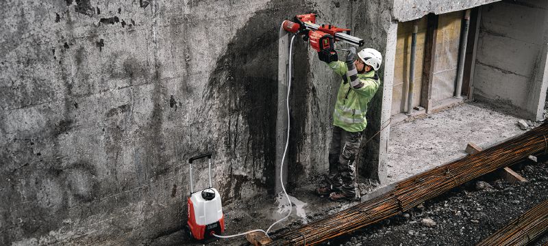 DD 150-U-22 Akumulátorový jádrový vrtací stroj Akumulátorový diamantový jádrový vrtací stroj pro ruční vrtání nebo vrtání se stojanem od 52 do 162 mm do betonu nebo do 252 mm do zdiva (baterie Nuron) Použití 1