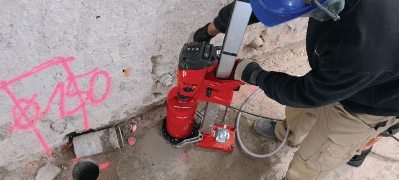Diamantový jádrový vrtací stroj DD 160 Kompaktní, avšak výkonný diamantový jádrový vrtací stroj pro jádrové vrtání do betonu ve stojanové verzi rozsahu průměrů 25-202 mm (31/32 - 7-15/16) Použití 1