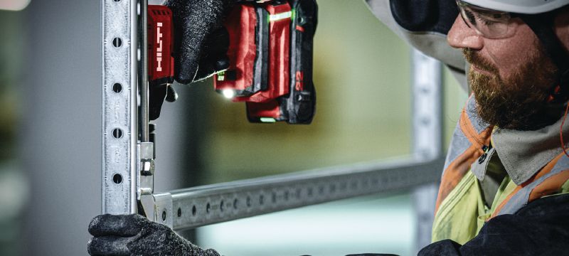 MT-C-LL1 FL Předmontovaný úhelník Pravoúhlá spojka s předmontovanou maticí Fast-Lock a čepem pro montáž konstrukcí vzpěrných kanálů. Použití 1