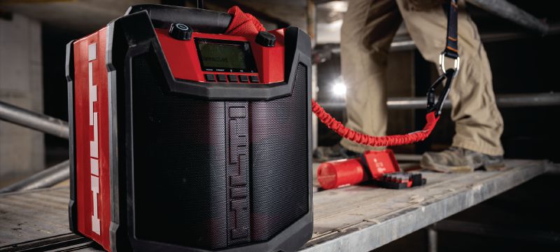 Rádio pro pracoviště RC 6-22 Akumulátorové přenosné rádio pro pracoviště s až 22 hodinami provozu na jedno nabití a mimořádnou odolností umožňující použití na staveništích (platforma baterie Nuron) Použití 1