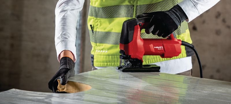 Přímočará pila SJD 6 s rukojetí ve tvaru D 850W přímočará pila s horní rukojetí, navržena pro rychlejší a pohodlnější řezání náročných, zakřivených řezů Použití 1