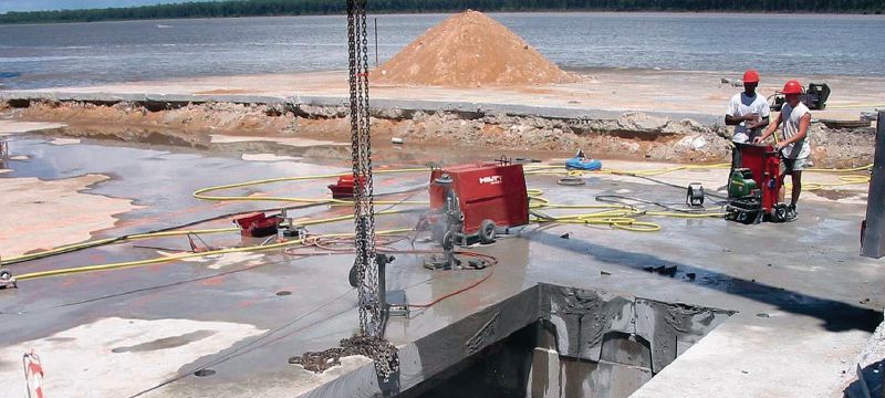 Slinuté diamantové lano SI SP-M/H (beton) Prémiové diamantové lano navržené k optimálnímu poměru rychlosti a životnosti v jakémkoli betonu a litině (lanová pila 15–30 kW) Použití 1