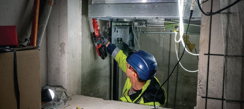 Pravoúhlý rázový utahovák SIW 4R-22 3/8 Kompaktní pravoúhlý akumulátorový rázový utahovák k dosažení těžko přístupných míst Použití 1