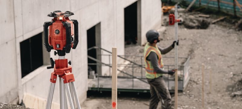 PR 400–22 rotační laser s duálním sklonem Robustní venkovní rotační laser s automatickými funkcemi vyrovnávání na velké vzdálenosti, zrovnávání, vyměřování pravých úhlů a duální sklon (platforma baterie Nuron) Použití 1