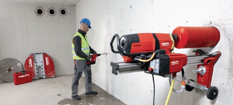 Diamantový jádrový vrtací stroj DD 350-CA Masivní diamantový vrtací systém s vysokofrekvenčním motorem a automatickým posuvem do vrtu pro stojanové jádrové vrtání o středních a velkých průměrech do 500 mm Použití 1