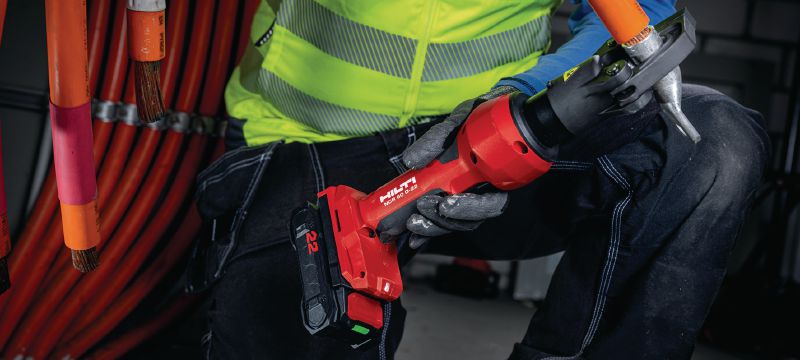 NCR 60 D-22 akumulátorový 6tunový hydraulický krimpovací stroj Akumulátorový 6tunový krimpovací stroj na krimpování kabelů bez lisovacích čelistí do 500 kcmil │ 240 mm² (platforma akumulátoru Nuron) Použití 1