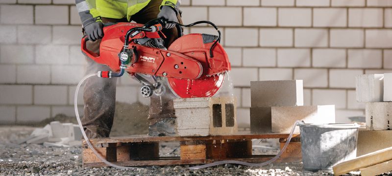 Rozbrušovací benzínová pila DSH 700-X Všestranná ruční benzínová pila se zdvihovým objemem 70 cm3, zadní rukojetí a automatickým sytičem – řezání do hloubky 125 mm Použití 1
