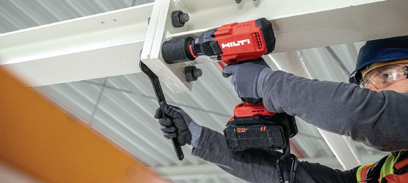 SIW 10-22 ¾” akumulátorový rázový utahovák s vysokým utahovacím momentem Akumulátorový rázový utahovák s vysokým utahovacím momentem špičkové třídy s ¾” upínáním a třecím kroužkem pro těžké šroubování a kotvení Použití 1