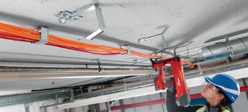 Kovový držák kabelů X-ECH-FE MX Kovový držák kabelových svazků pro použití s páskovanými hřeby nebo kotvami na stropy a stěny Použití 1