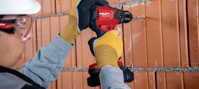 Akumulátorový vrtací šroubovák s příklepem SF 4H-22 Akumulátorový vrtací šroubovák s příklepem kompaktní třídy s aktivní kontrolou krouticího momentu pro každodenní vrtání a šroubování, zejména v obtížně dosažitelných místech (platforma baterie Nuron) Použití 1
